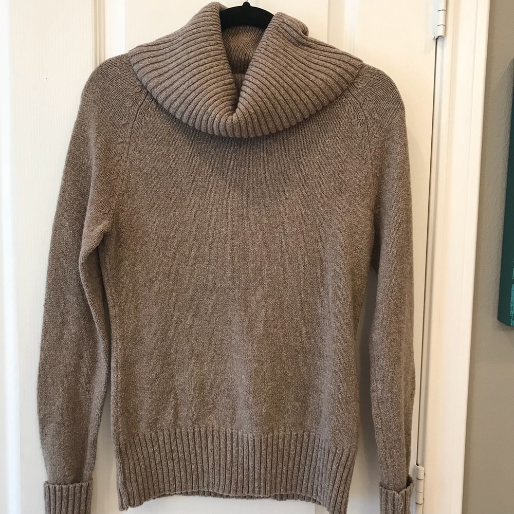 Gap sweater